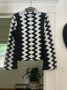Commense Black & White Zigzag Knit Sweater